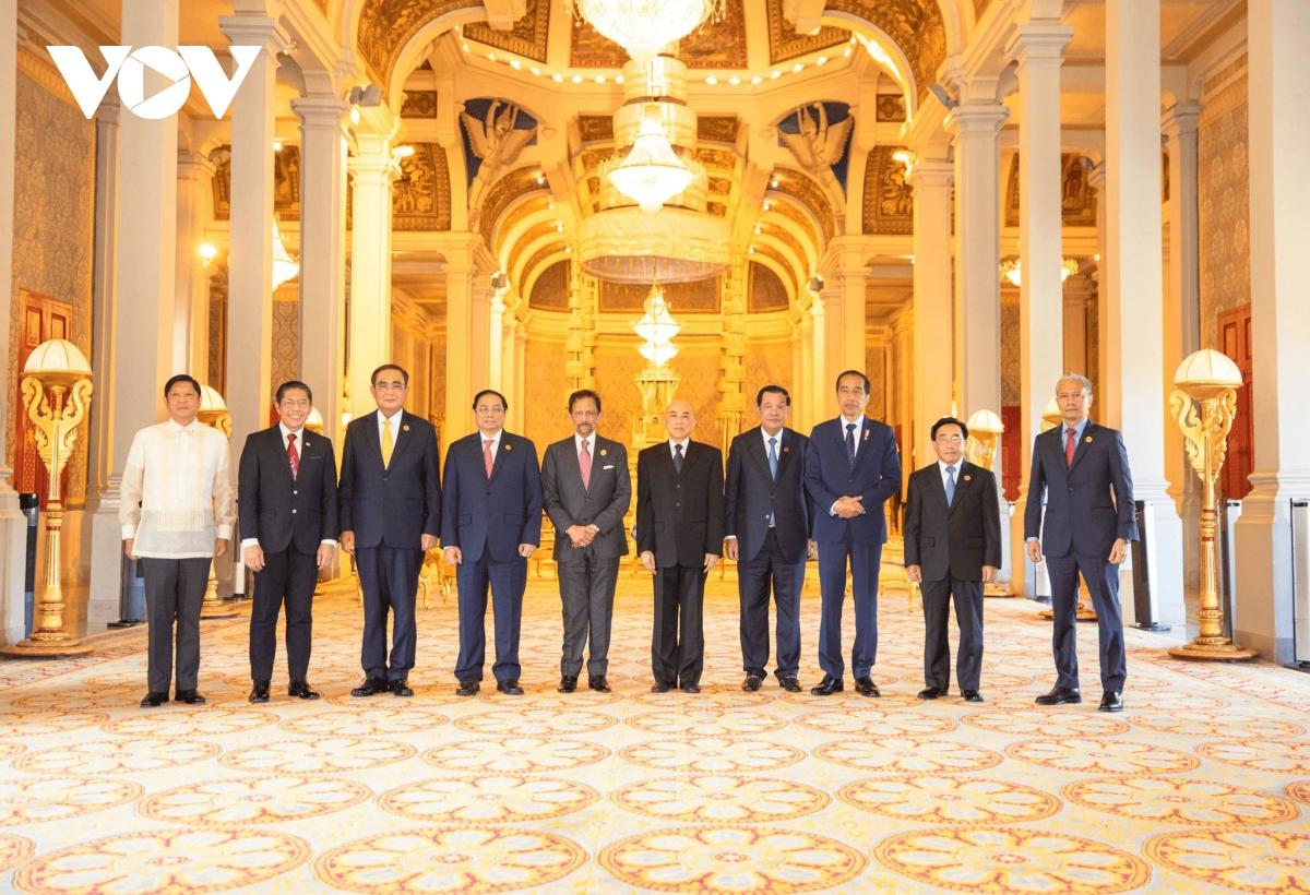 Thủ tướng Việt Nam và lãnh đạo các nước ASEAN tiếp kiến Quốc vương Campuchia